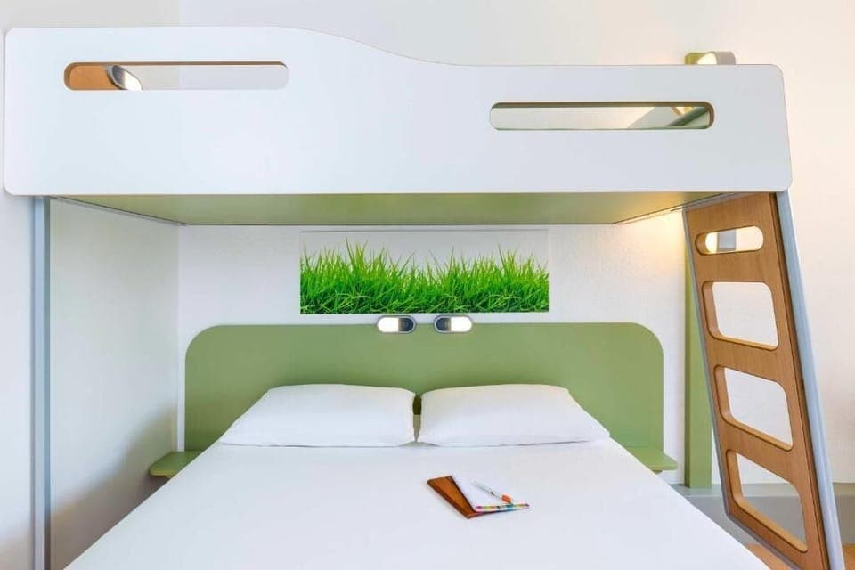 Triple Room, Multiple Beds | Desk, soundproofing