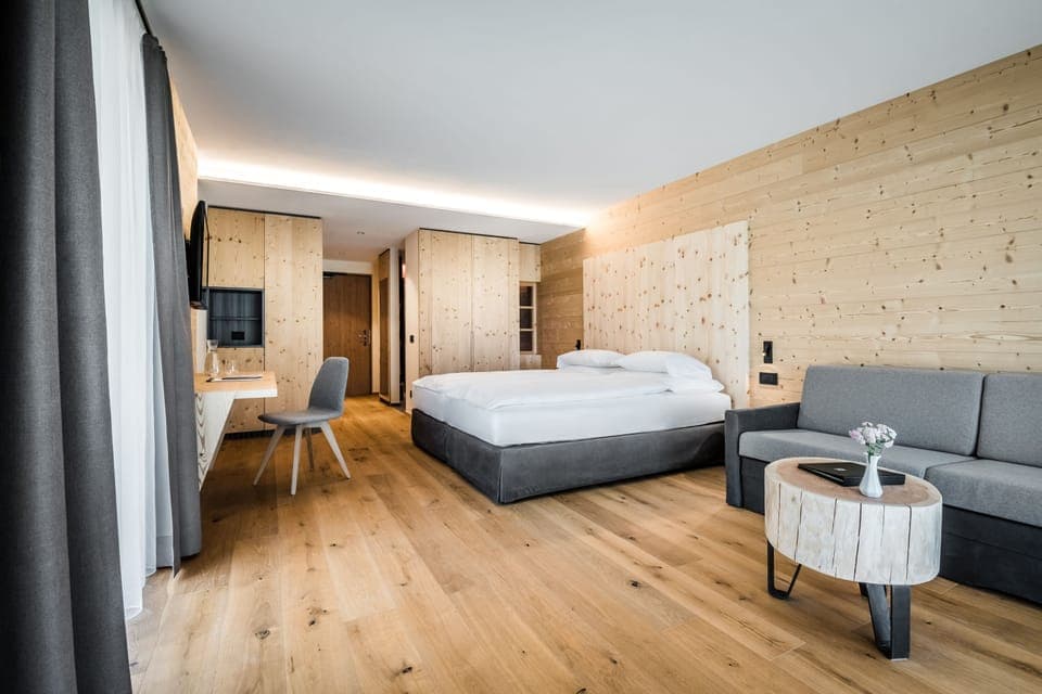 Deluxe Room (Erta) | Down comforters, minibar, in-room safe, individually furnished