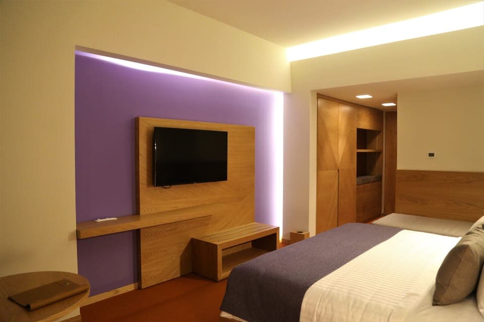 Standard Room King | In-room safe, desk, laptop workspace, blackout drapes