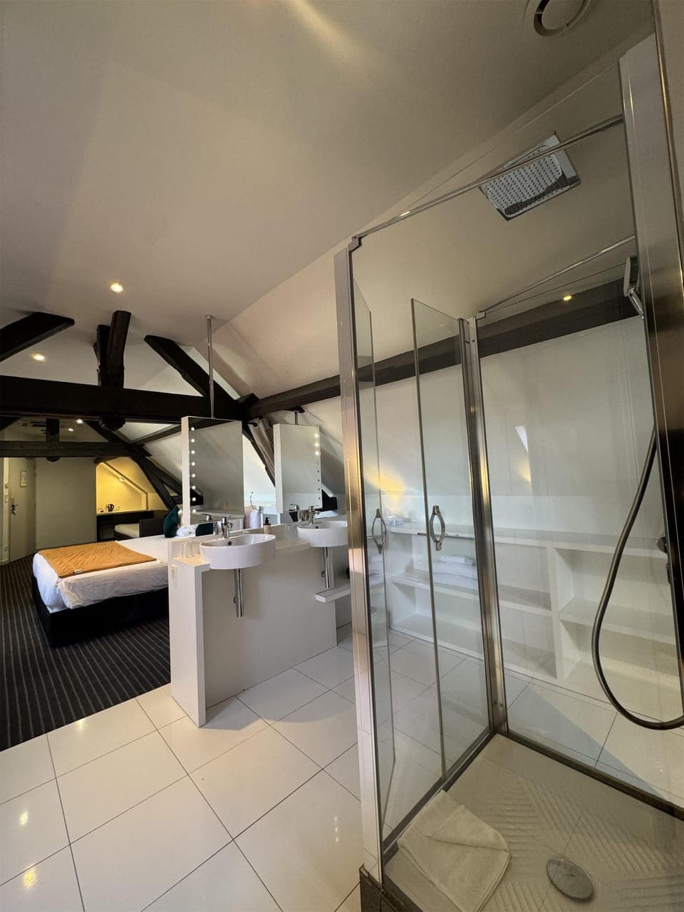 In-room safe, soundproofing, free WiFi, bed sheets