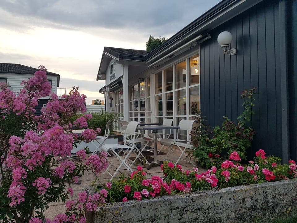 Breakfast, lunch, dinner served; French cuisine 