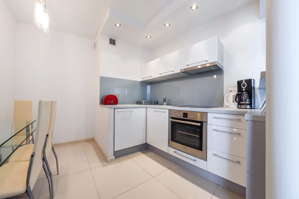 Studio (18) | Private kitchen | Fridge, stovetop, electric kettle, toaster