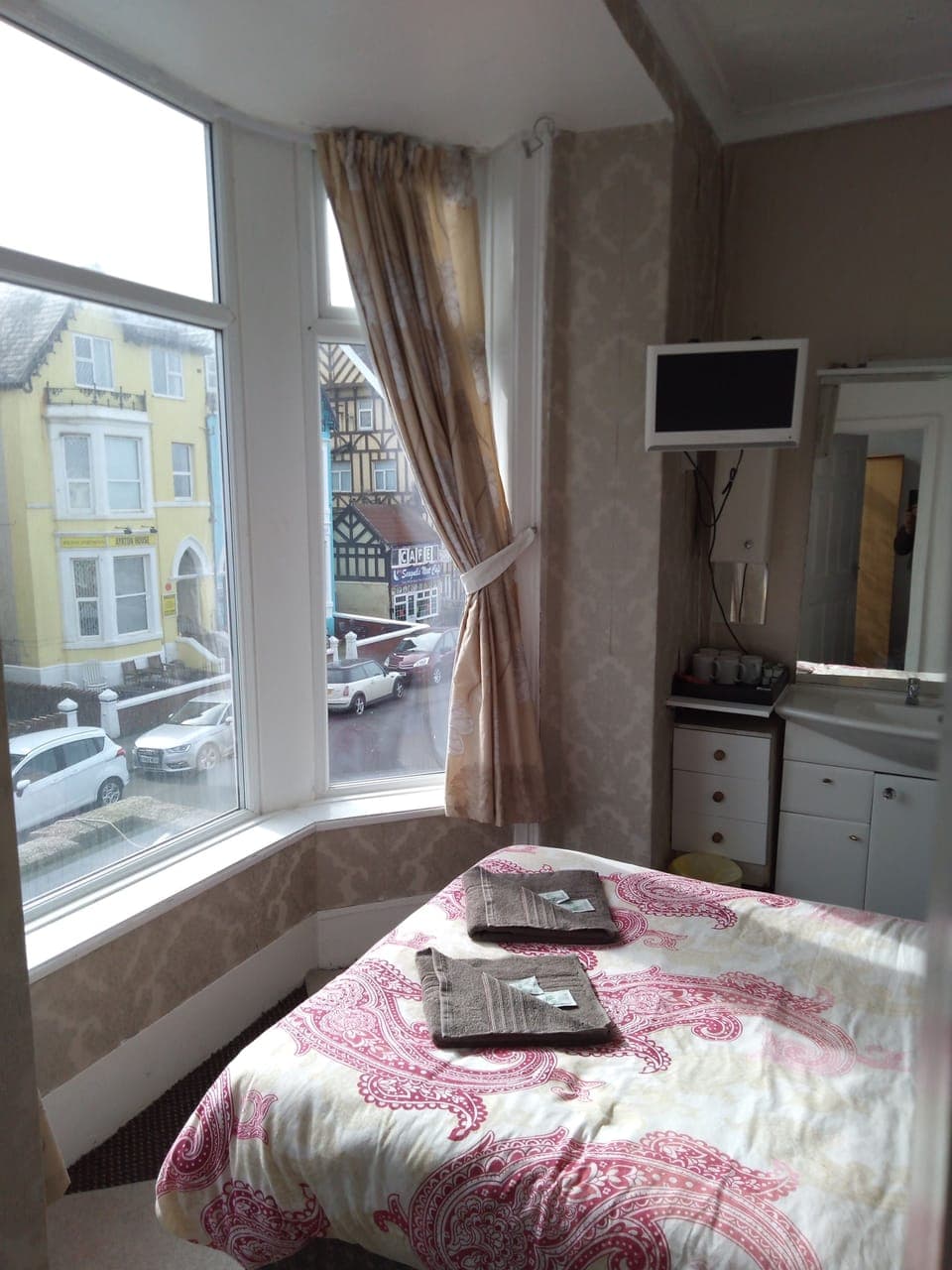 Free WiFi, bed sheets