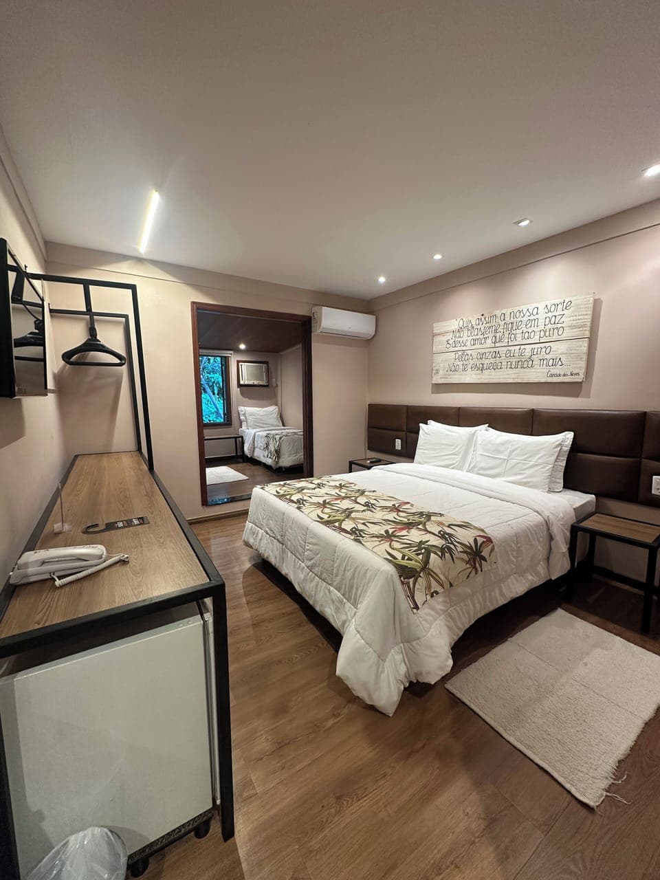 STANDARD 4 | Blackout drapes, free WiFi, bed sheets