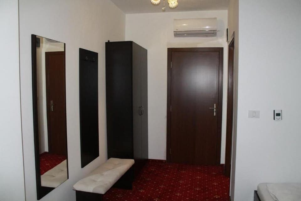 Deluxe Twin Room | Living area | 32-inch LED TV with cable channels, TV, heated floors