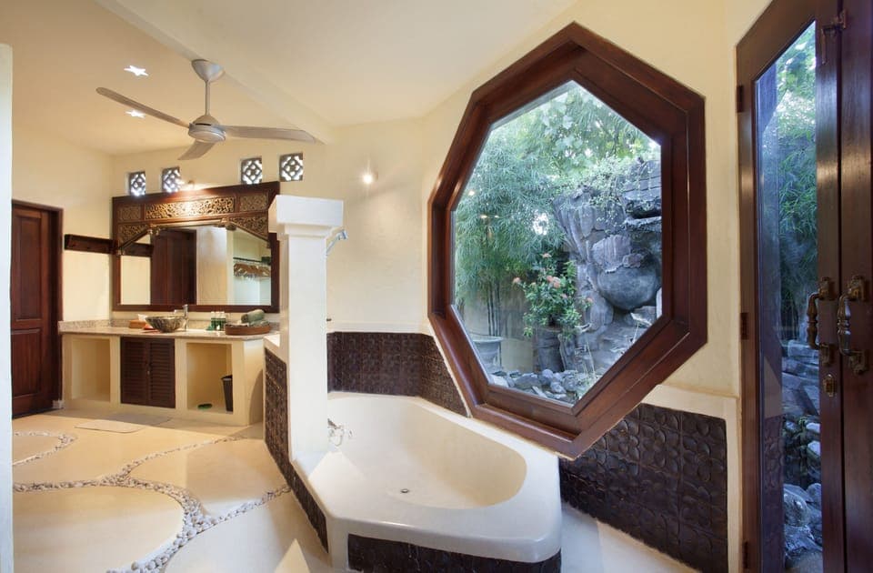 Suite (Lotus) | Bathroom | Shower, free toiletries, hair dryer, towels