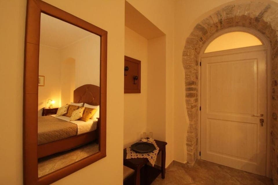 Desk, soundproofing, cribs/infant beds, free WiFi