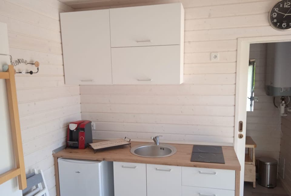 Comfort Studio, 1 Queen Bed, Kitchen, Garden View | Private kitchen