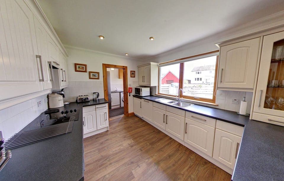 Cottage | Private kitchen | Fridge, microwave, oven, stovetop