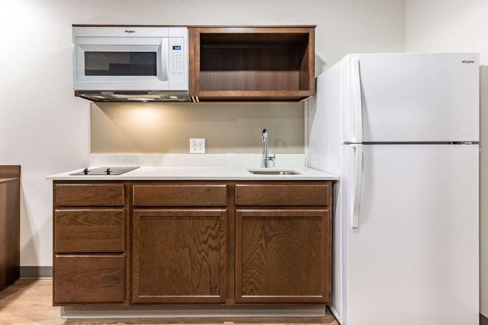 Full-size fridge, microwave, stovetop