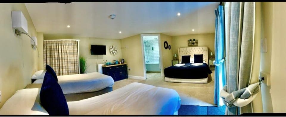 Family Quadruple Room | Iron/ironing board, free WiFi, bed sheets