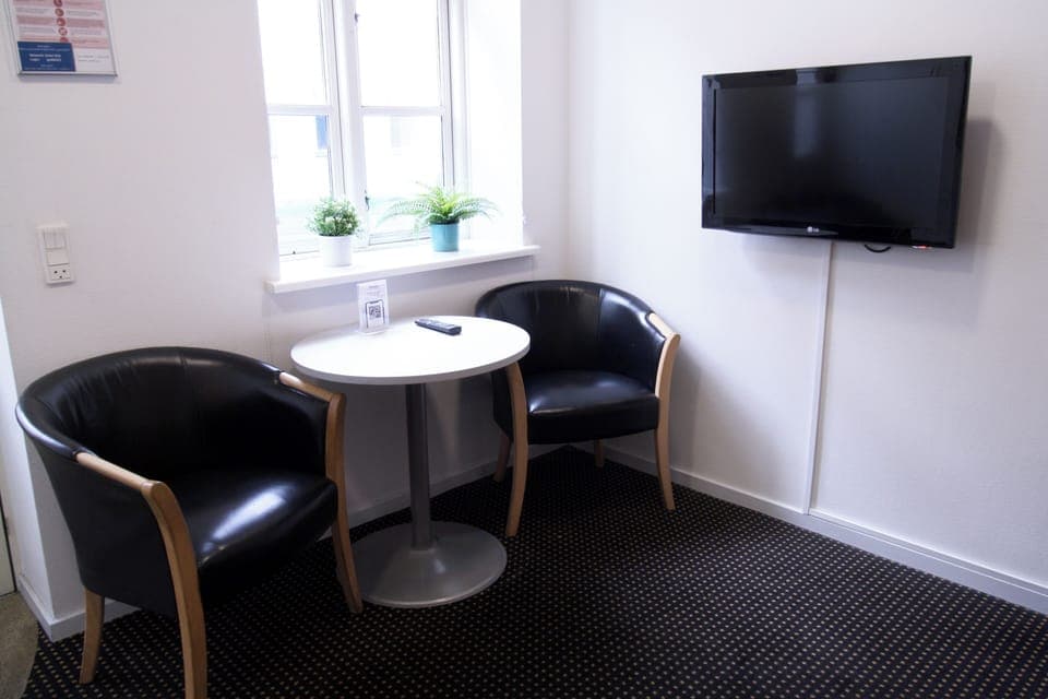 Room, 2 Twin Beds, Non Smoking, Kitchenette | Hypo-allergenic bedding, blackout drapes, iron/ironing board, free WiFi