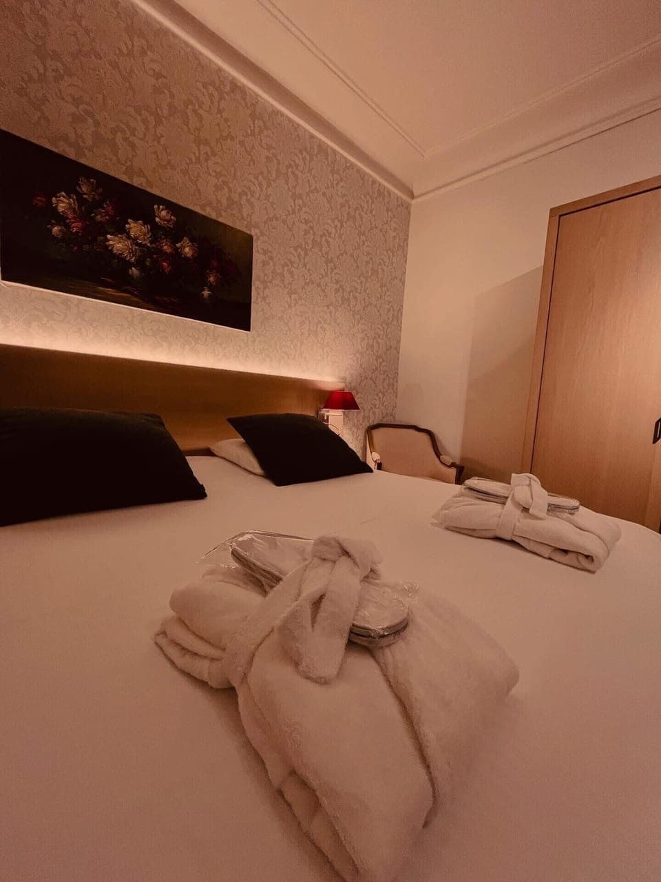 Deluxe Double Room, 1 King Bed | Minibar, in-room safe, desk, WiFi