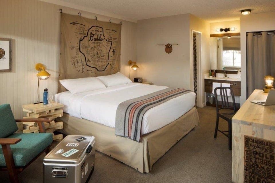 Room, 1 King Bed | Premium bedding, pillowtop beds, in-room safe, desk