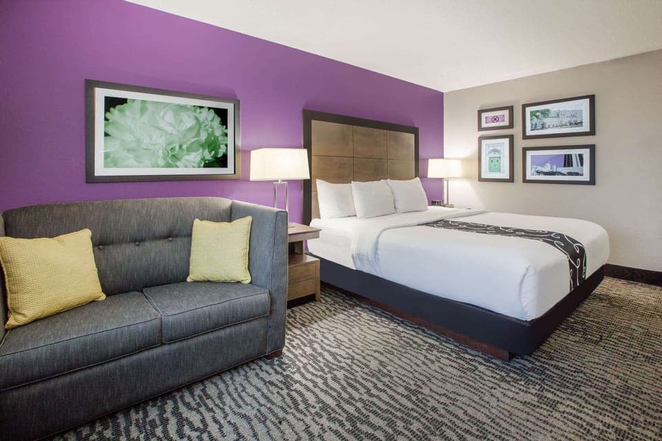 Studio Suite, 1 King Bed, Non Smoking | In-room safe, desk, iron/ironing board, free cribs/infant beds