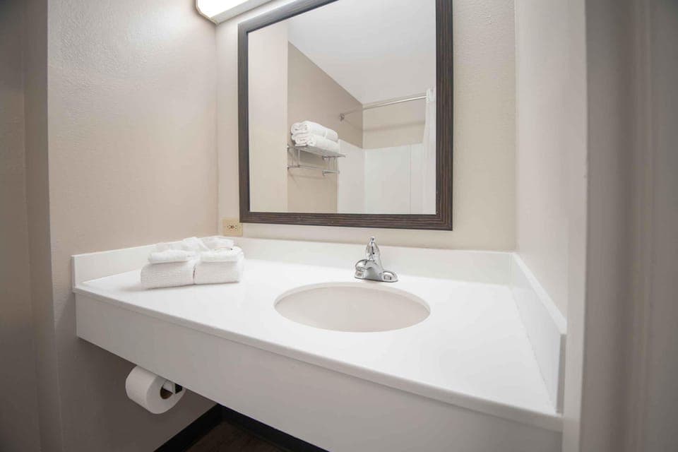 Combined shower/tub, free toiletries, hair dryer, towels