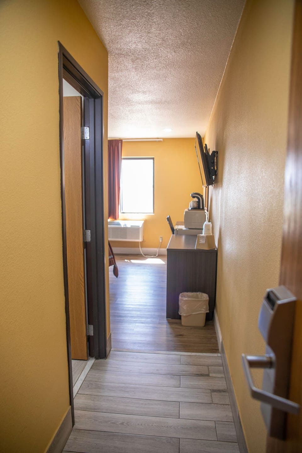 Standard Room, 1 Queen Bed, Non Smoking | Desk, laptop workspace, blackout drapes, free cribs/infant beds