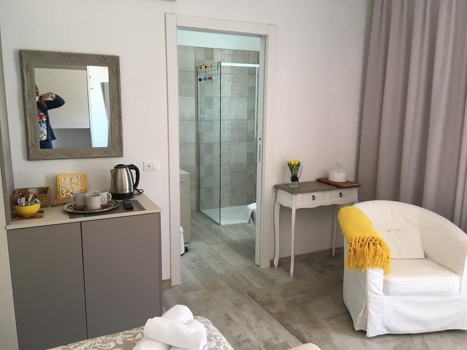 Room (Betty) | Premium bedding, minibar, desk, blackout drapes