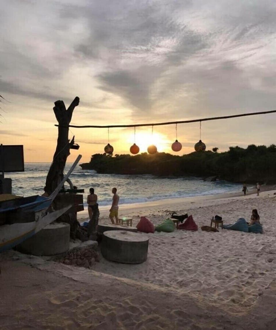 Breakfast, lunch and dinner served