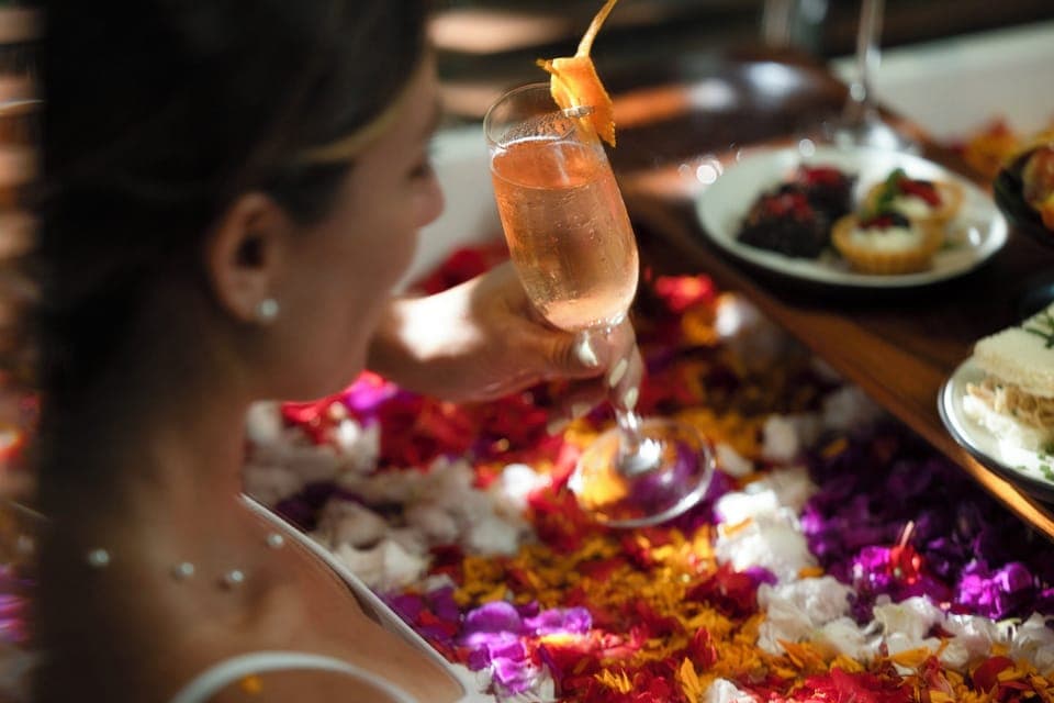 Couples treatment rooms, hot tub, body treatments, aromatherapy