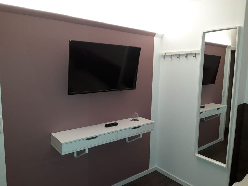 Single Room | Living area | 55-inch flat-screen TV with cable channels, TV