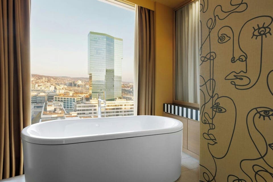 Combined shower/tub, free toiletries, hair dryer, towels