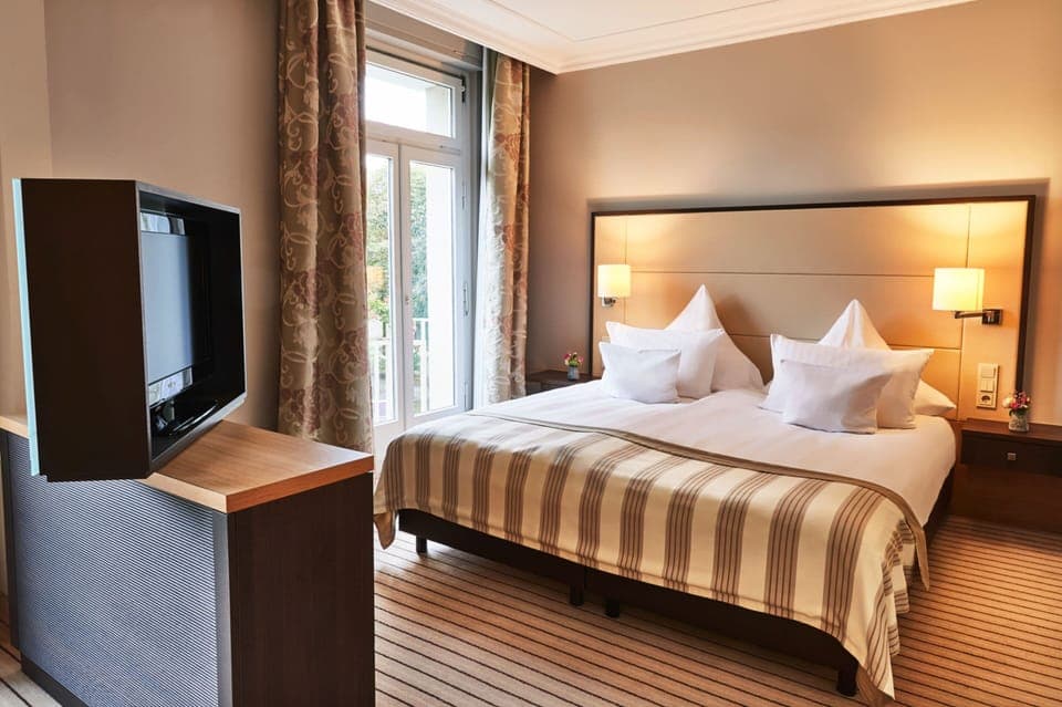 Junior Suite | Hypo-allergenic bedding, minibar, in-room safe, desk