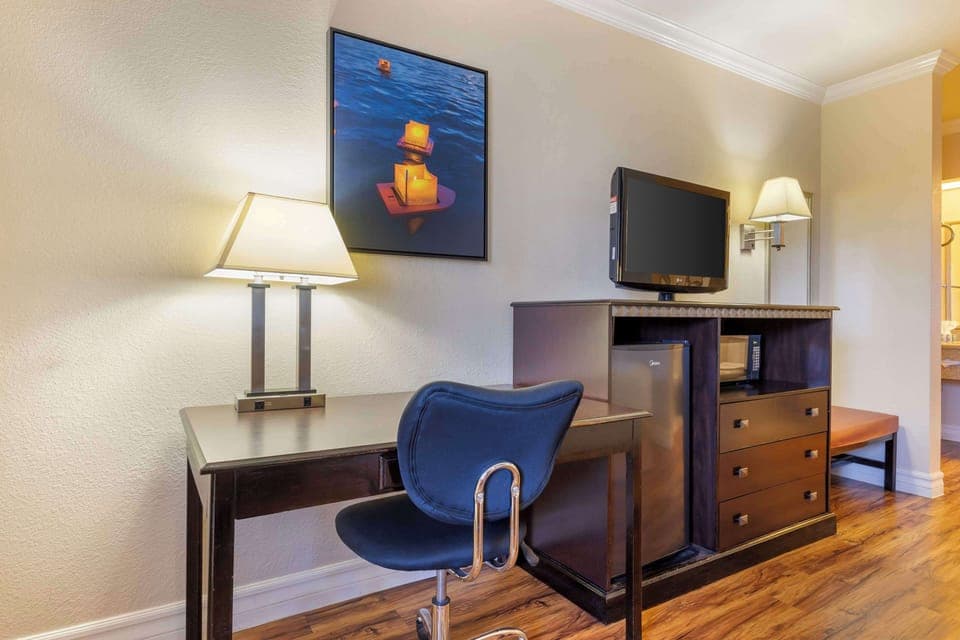 Standard Room, 1 King Bed, Non Smoking, Refrigerator & Microwave | Desk, laptop workspace, blackout drapes, iron/ironing board