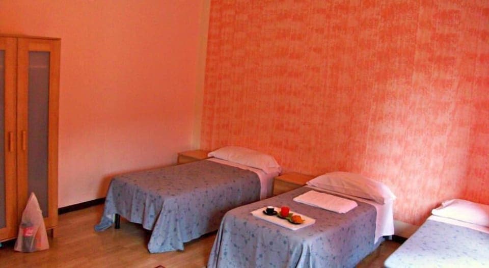 Family room Shared Bathroom | Hypo-allergenic bedding, desk, soundproofing, free WiFi