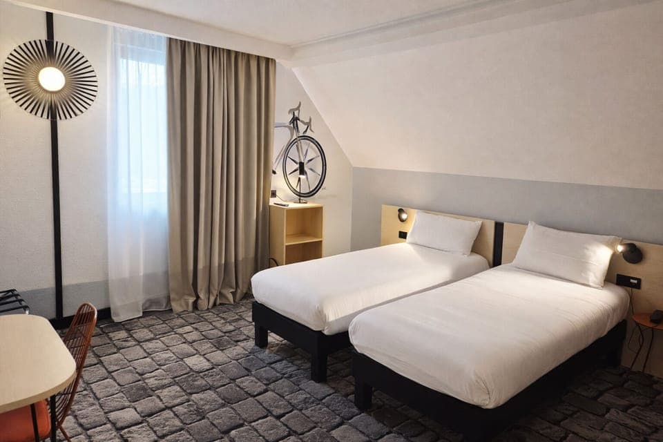 Desk, laptop workspace, travel crib, free WiFi