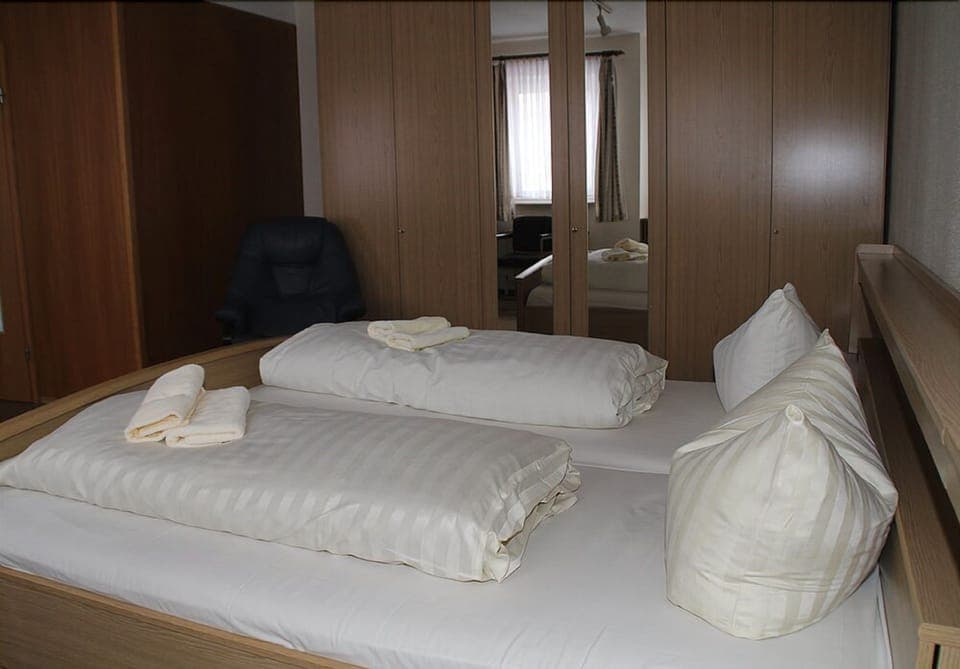 Double Room, 1 Double Bed | Desk, cribs/infant beds, rollaway beds, free WiFi