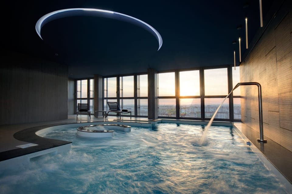 Indoor pool, sun loungers