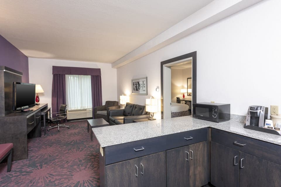 Suite, 1 Bedroom | Living room | 55-inch LED TV with cable channels, Netflix, Hulu