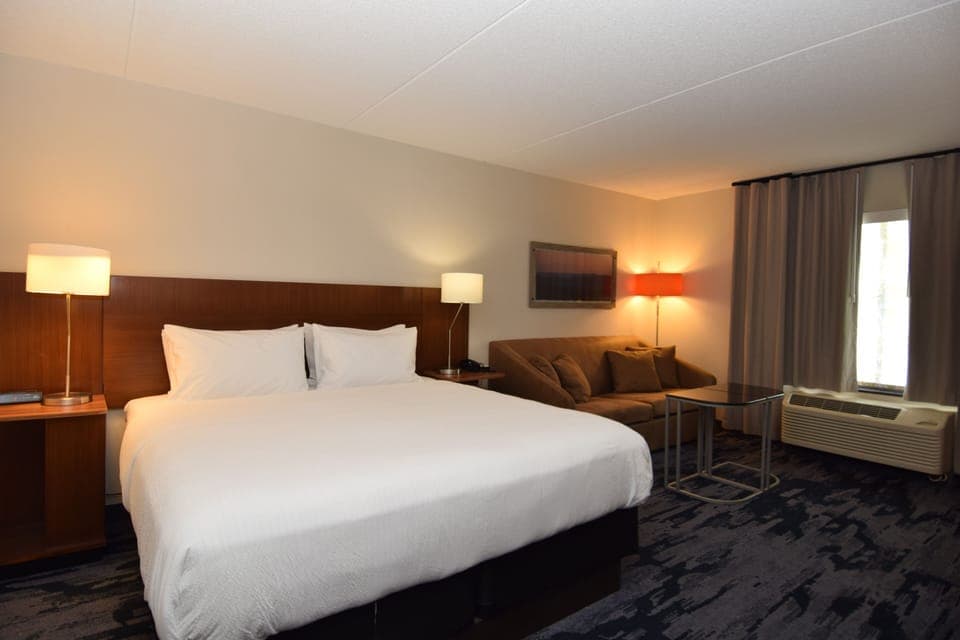 Room, 1 King Bed | Hypo-allergenic bedding, desk, laptop workspace, blackout drapes