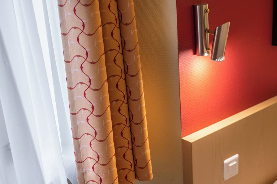 Standard Twin Room | Living area | 30-cm flat-screen TV with satellite channels, TV