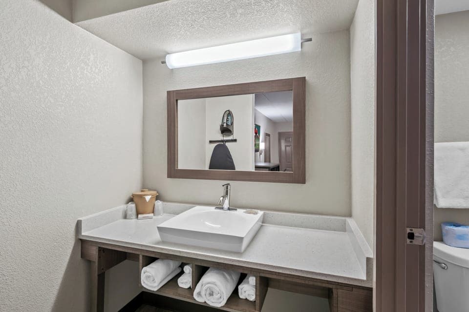 Bathtub, free toiletries, towels