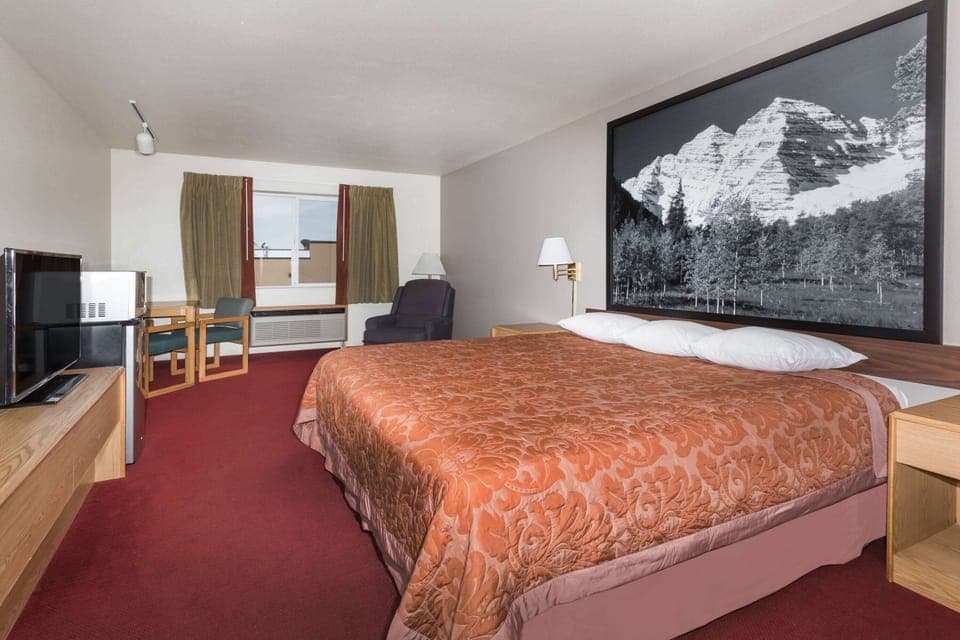 Standard Room, 1 King Bed | Iron/ironing board, free cribs/infant beds, rollaway beds, free WiFi