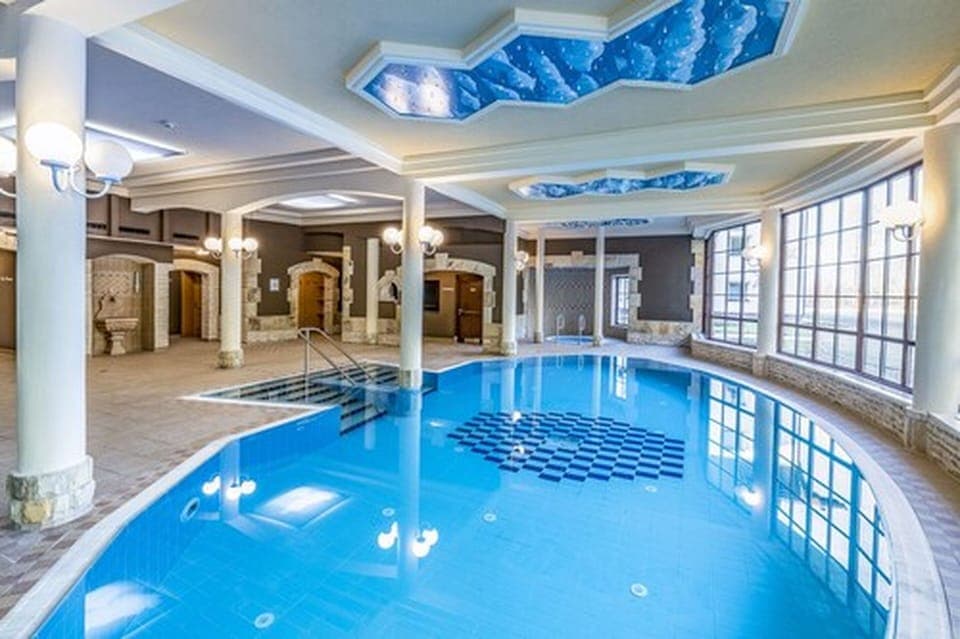 Indoor pool, sun loungers