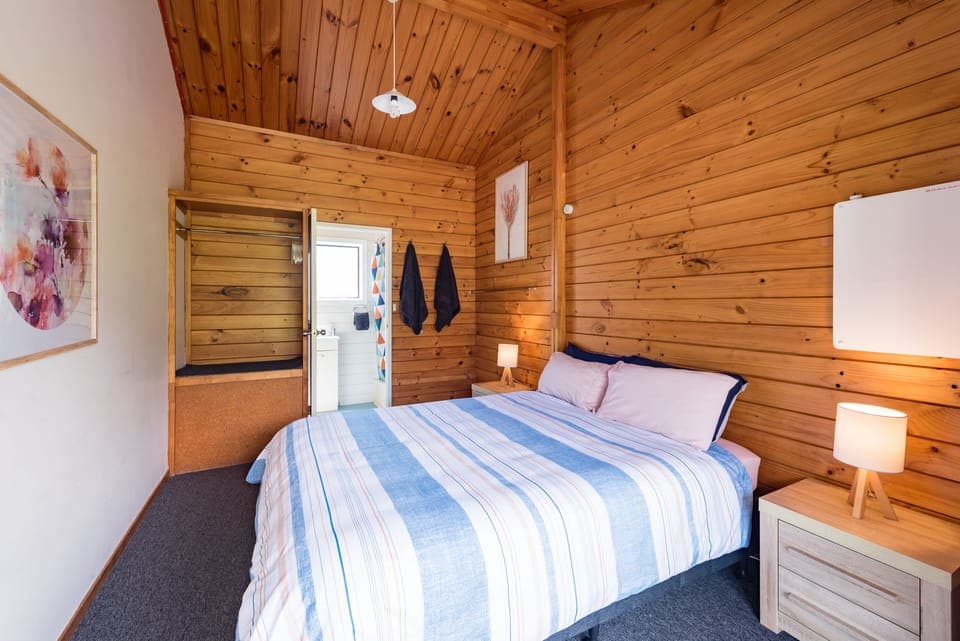 Room, 1 Queen Bed, Ensuite | Individually decorated, individually furnished, iron/ironing board