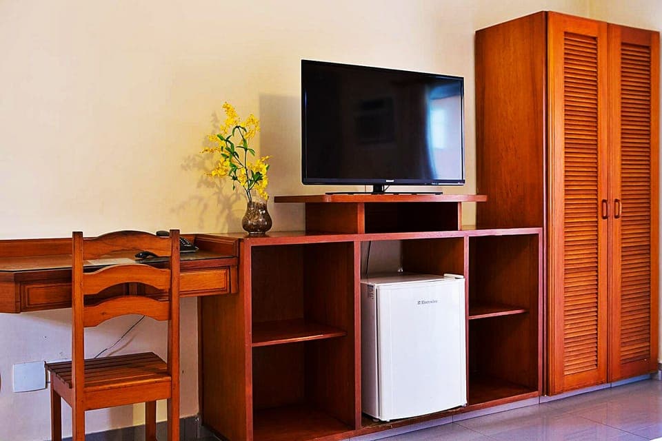 Deluxe Room, Pool View | Television