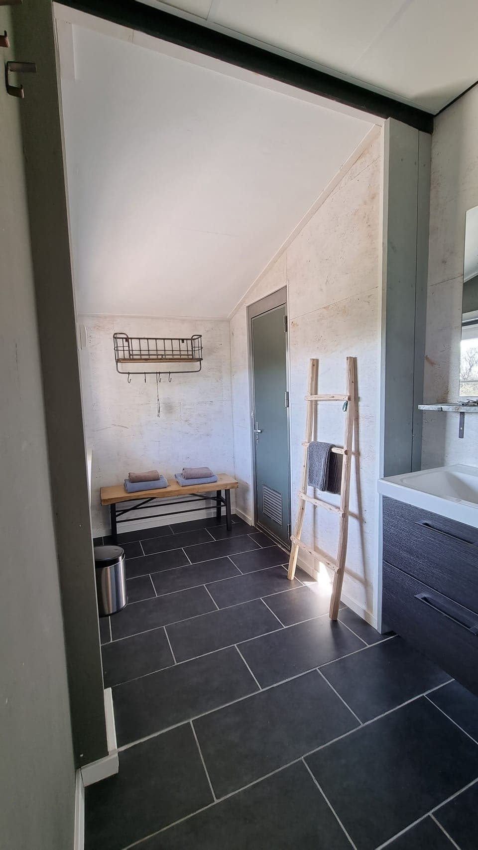 Comfort Cabin | Bathroom | Towels, toilet paper