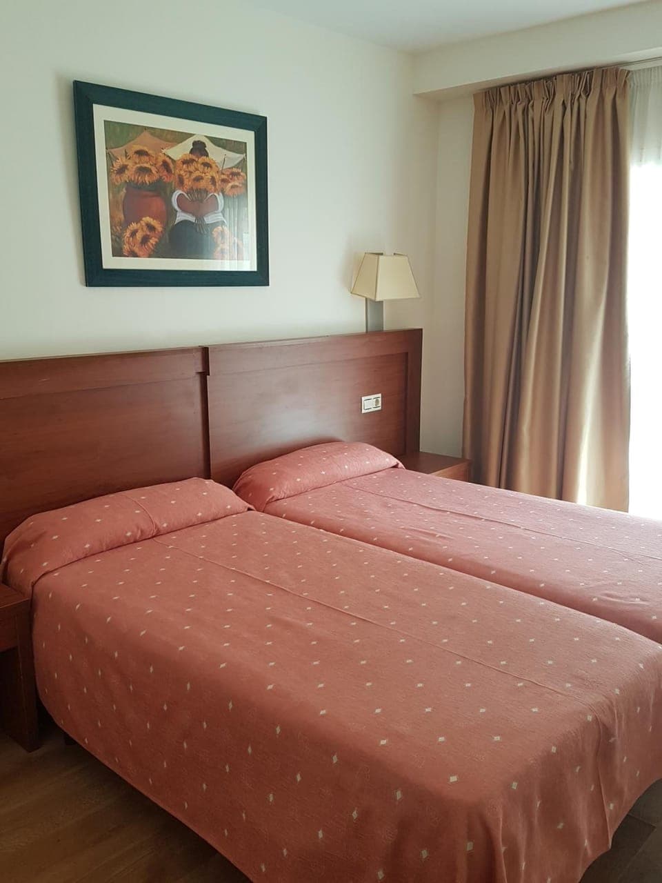 In-room safe, bed sheets