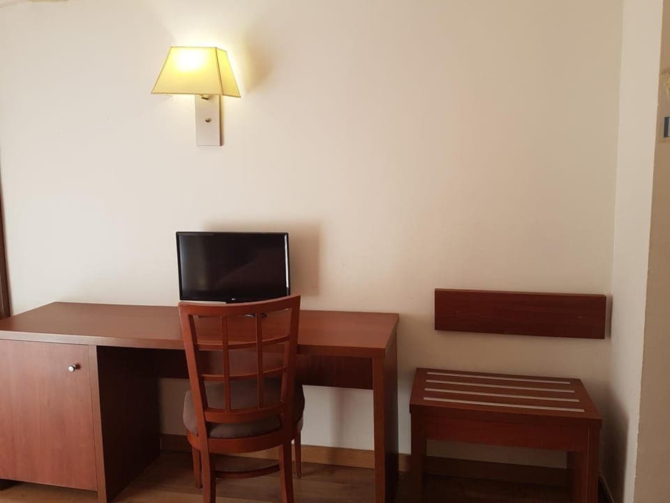 In-room safe, bed sheets