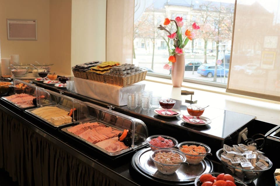 Daily to-go breakfast (EUR 16.5 per person)