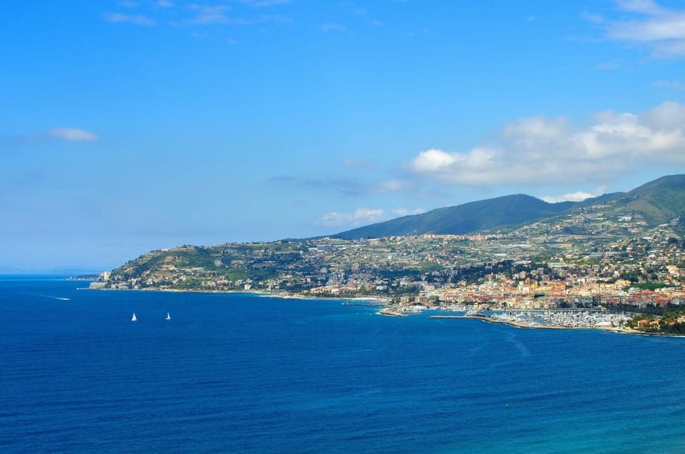 Beach nearby, white sand, 10 beach bars