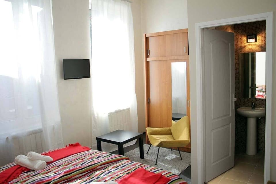 Family Room, Private Bathroom | Blackout drapes, free WiFi, bed sheets