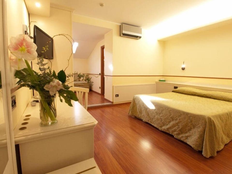 Quadruple Room | In-room safe, desk, free WiFi, bed sheets
