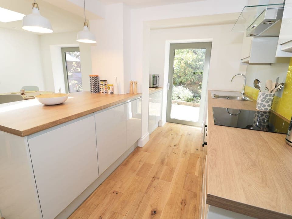 Cottage | Private kitchen | Microwave, stovetop, dishwasher, cookware/dishes/utensils