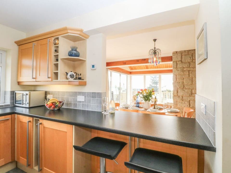 Cottage | Private kitchen | Dishwasher, cookware/dishes/utensils