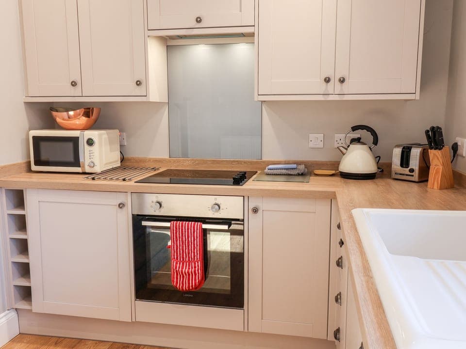 Cottage | Private kitchen | Dishwasher, cookware/dishes/utensils